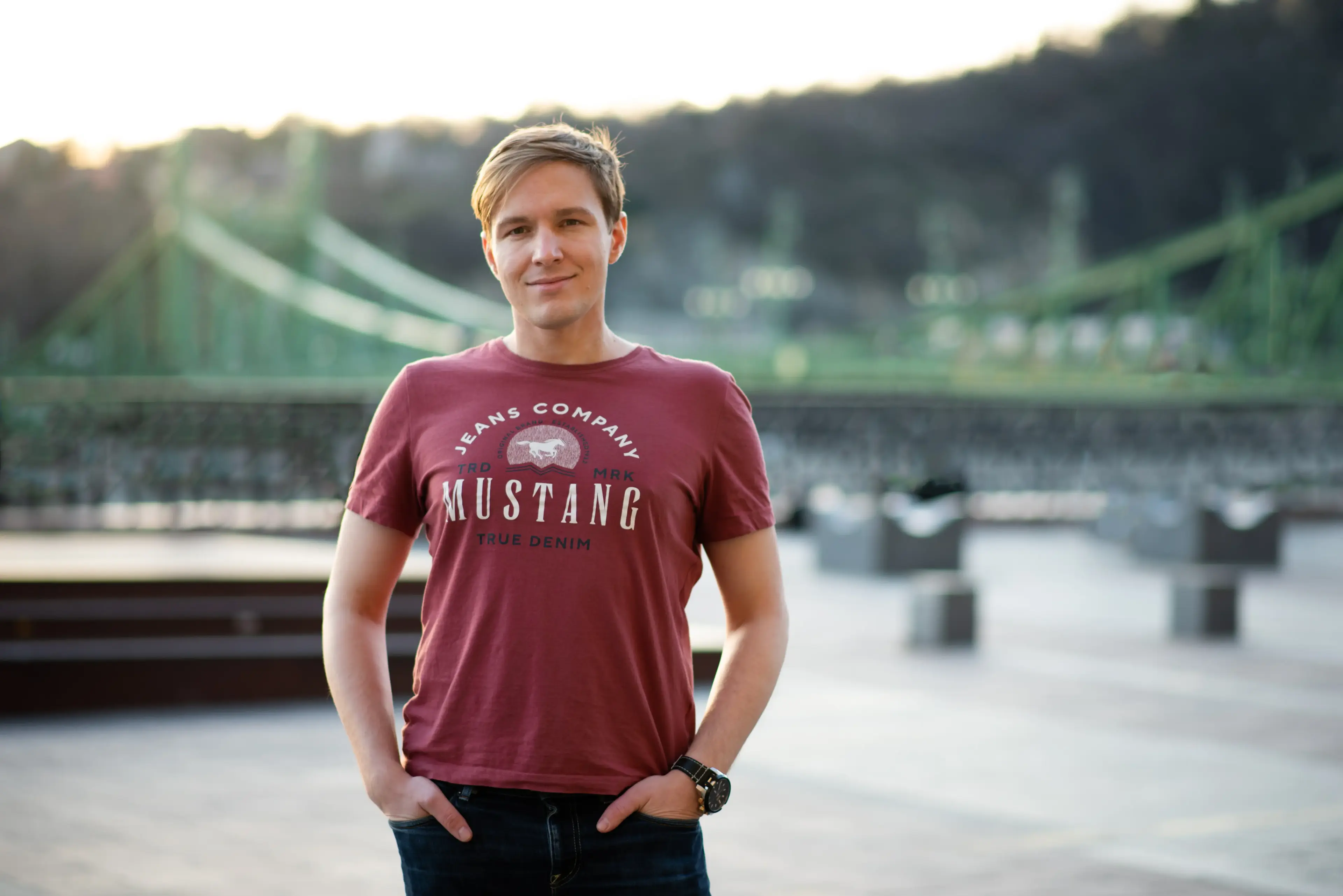 Férfi profilkép a Szabadság hídnál, Budapesten